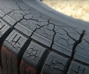 بررسی خطرات بالا رفتن سن تایر و امنیت رانندگی
